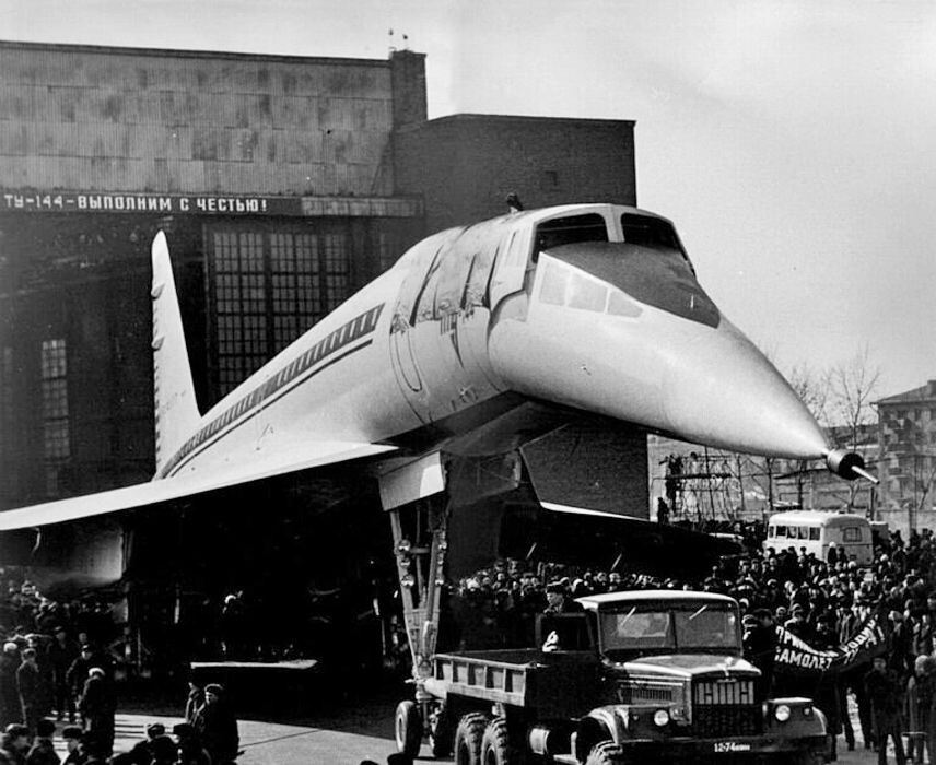 Ту-144 выкатывают из сборочного цеха Воронежского авиазавода  📷
