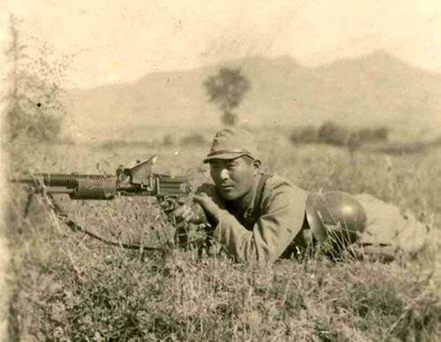 Солдат японской императорской армии на боевой позиции с пулеметом "Намбу" обр.11. Из открытых источников