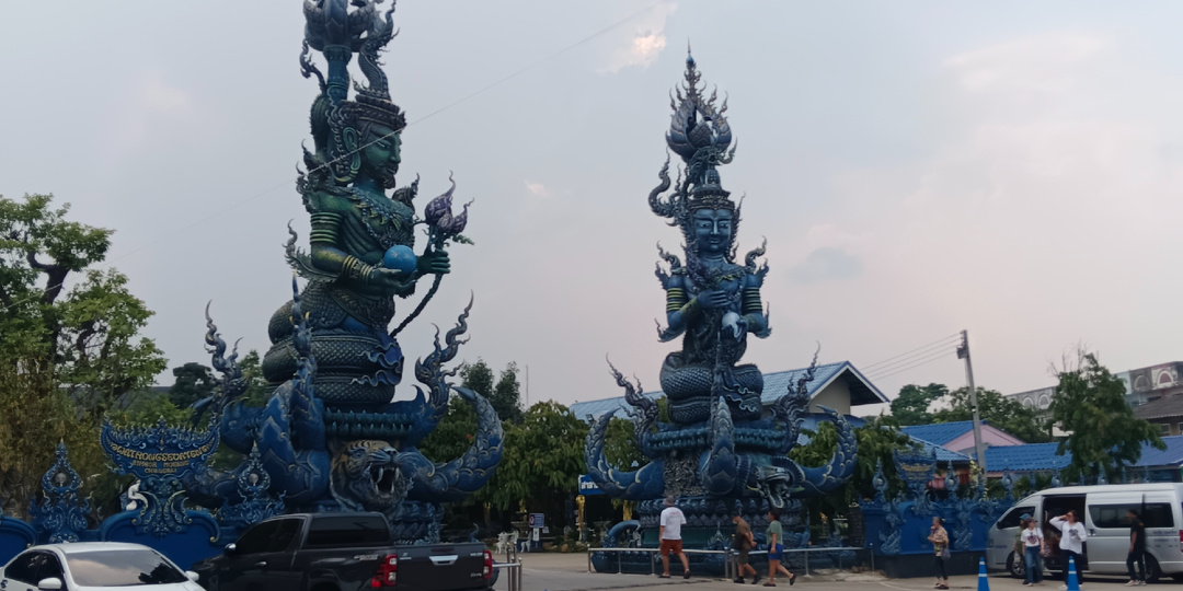 Синий храм в Чианграе — Wat Rong Suea Ten: храм танцующего тигра