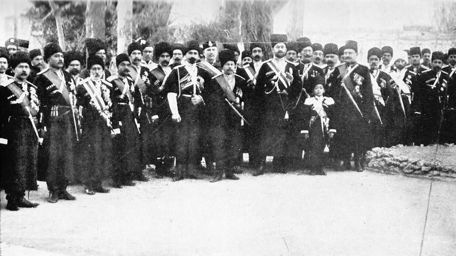 Офицеры персидской казачьей бригады с юным отпрыском шахского рода, период поздних Каджаров.