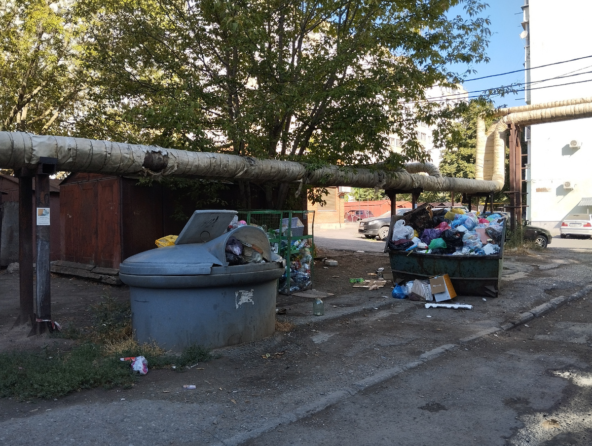 Мусор вывозят, но... Русское поле, ул. С. Шило. Таганрог. Личное фото. Представляете, как это пахнет в жару? В 10 метрах- детская площадка.