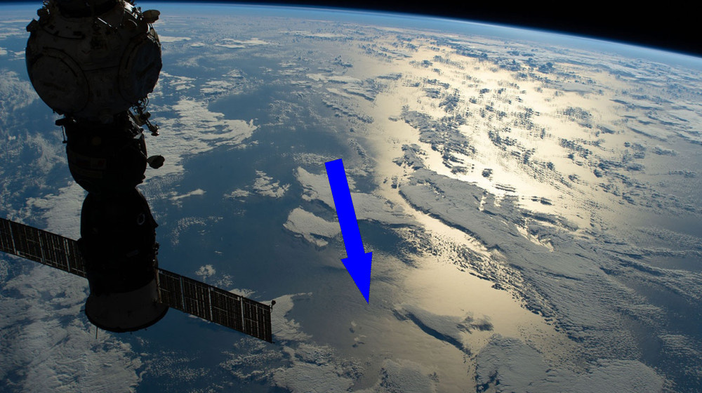    Что скрывает миг спутника, мчащегося рядом с МКС