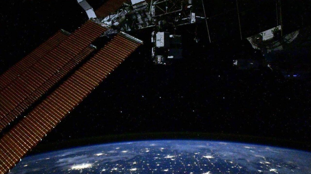    Что скрывает миг спутника, мчащегося рядом с МКС