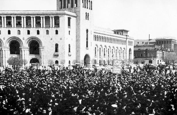 Митингующие на центральной площади Еревана