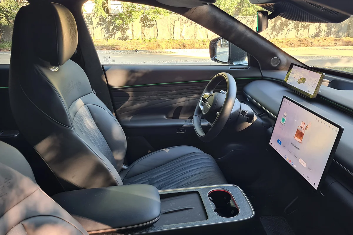 Кнопок в салоне Exlantix ET минимум, но к управлению на планшетах быстро привыкаешь 