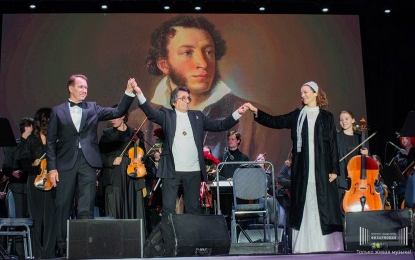    Фотофакт: Юрий Башмет, Евгений Миронов и Марина Александра представили «Евгения Онегина» на площади в Воткинске