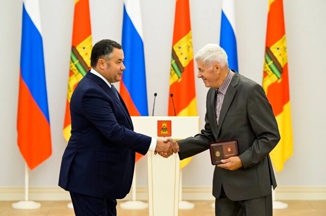    Игорь Руденя вручает награды. Фото: Правительство Тверской области