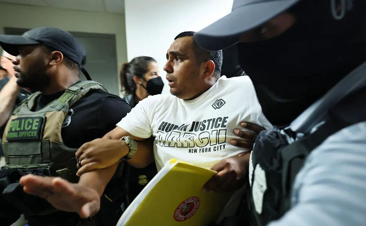    Федеральные агенты задерживают мужчину после судебного заседания в иммиграционном суде Нью-Йорка, 3 июля 2025 года Фото: Michael M. Santiago / Getty Images Павел Евсеев