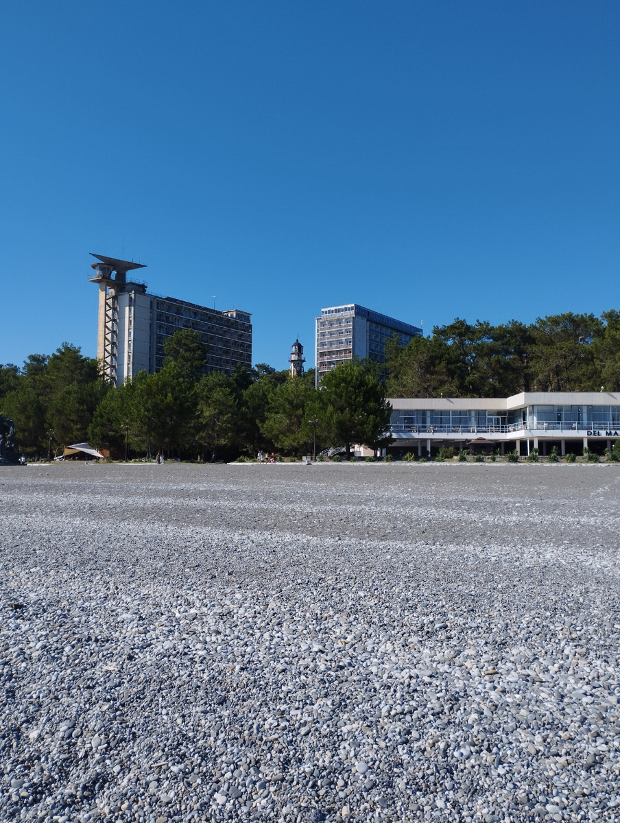 Корпуса Маяк и Амзара  ( слева направо).