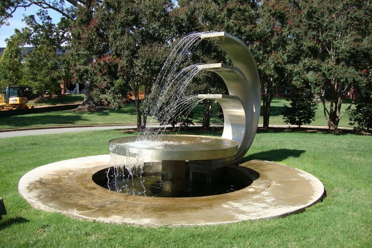 Но именно из-за своей «второстепенности» МАФы часто размещаются без архитектурного контроля. Это приводит к визуальному шуму — перегрузке пространства, потере масштаба и стилистической целостности.
