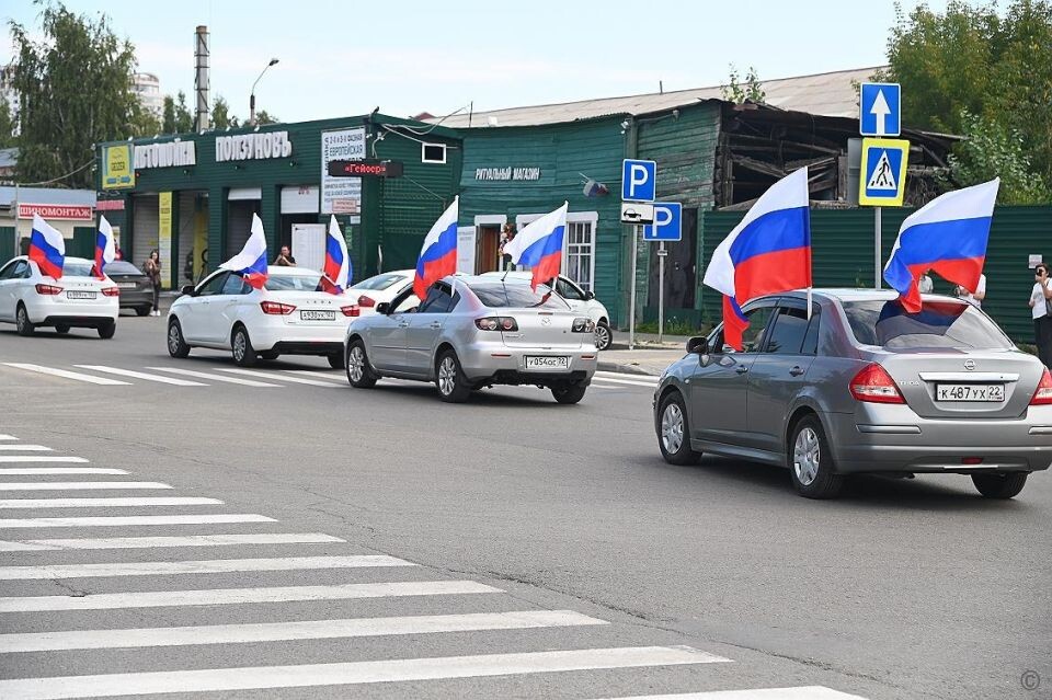    Автопробег ко Дню флага в Барнауле. Источник: barnaul.org
