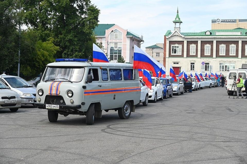   Автопробег ко Дню флага в Барнауле. Источник: barnaul.org