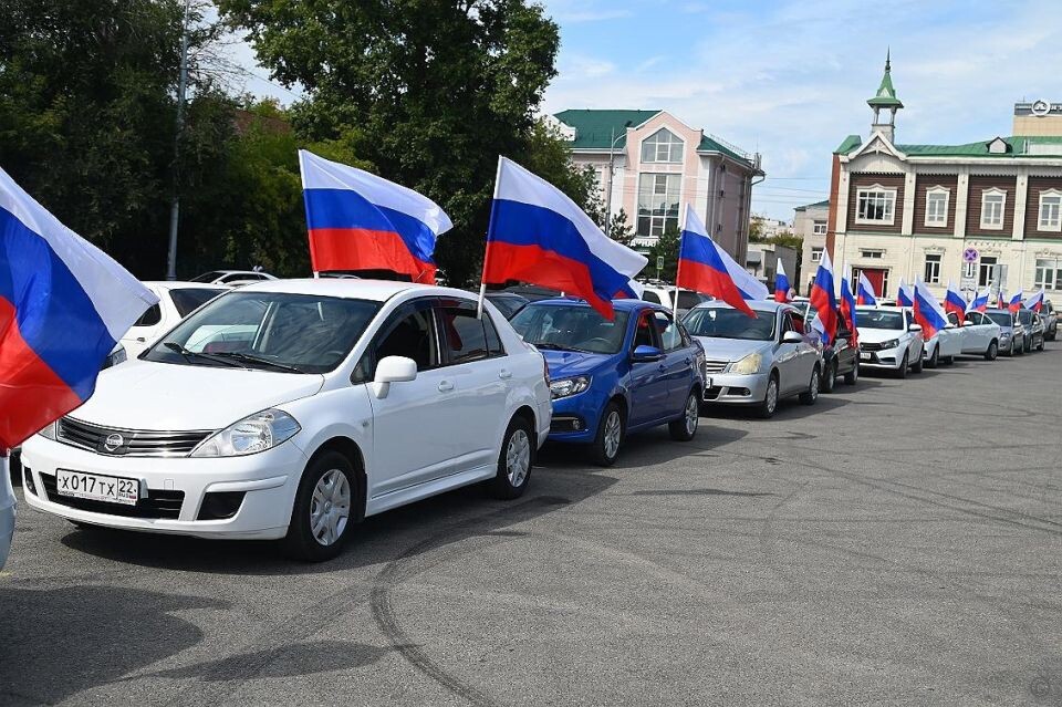    Автопробег ко Дню флага в Барнауле. Источник: barnaul.org
