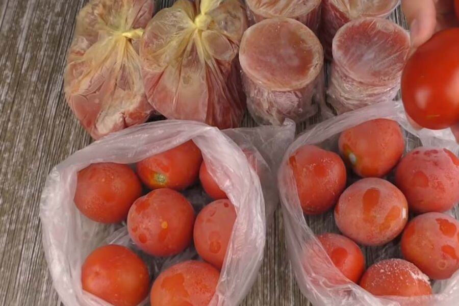 Заморозка помидоров целиком идеально подходит для томатов черри.