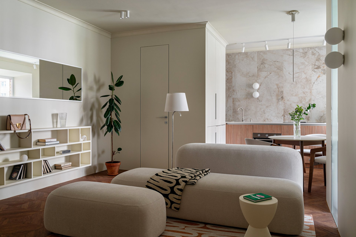 На фото: кухня-гостиная в квартире 60 кв.м в г. Казани. В кадре диван прямой Риббл-9, пуф Риббл-20, ковер Lotus и плед Lotus – все от divan.ru. Дизайнеры: Марьям и Антон Разуваевы, студия 2R BURO; фотограф: Александр Бурнатов