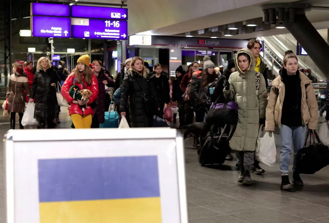 Украинские беженцы прибывают в Берлин весной 2022 года © Jens Schicke/imago