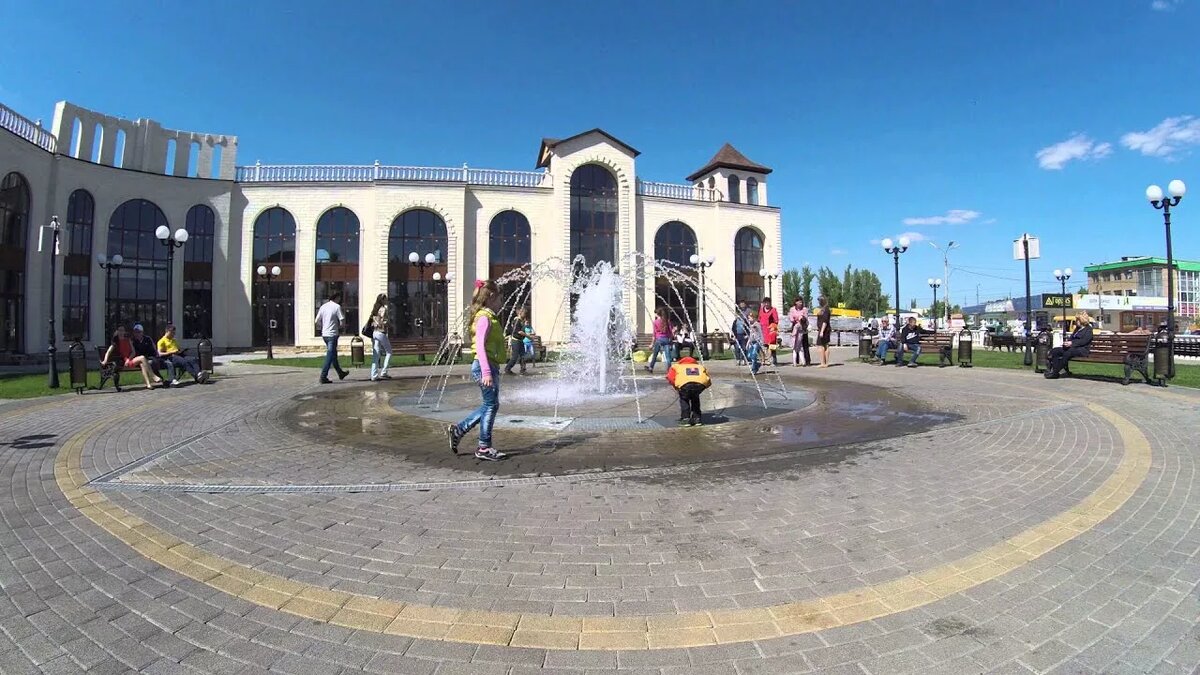 На этом фото фонтан включён. Возможно, в день нашего приезда он был на профилактике.