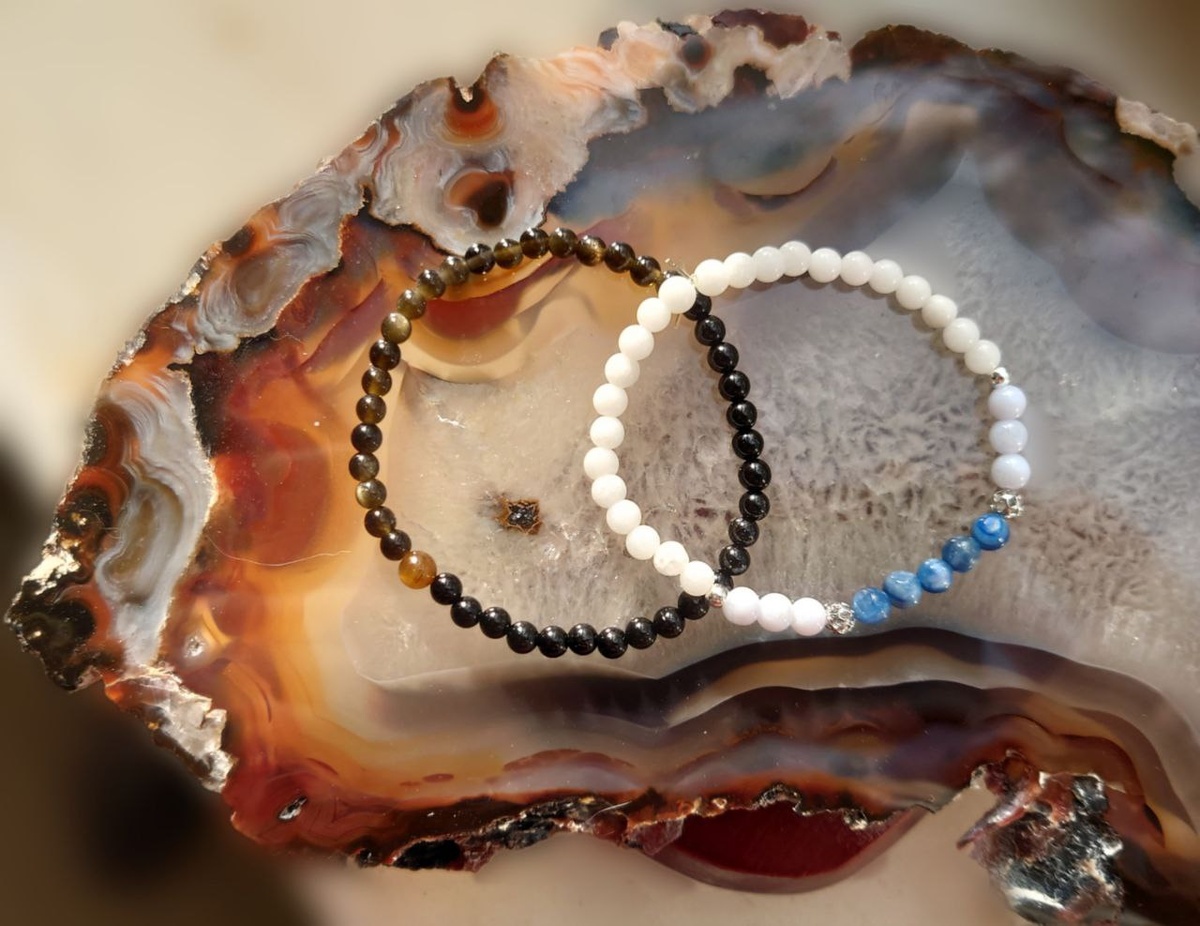 Браслет с золотистым обсидианом, агатом и бусиной тигрового глаза и браслет с синим кианитом, голубым и белым агатом.
