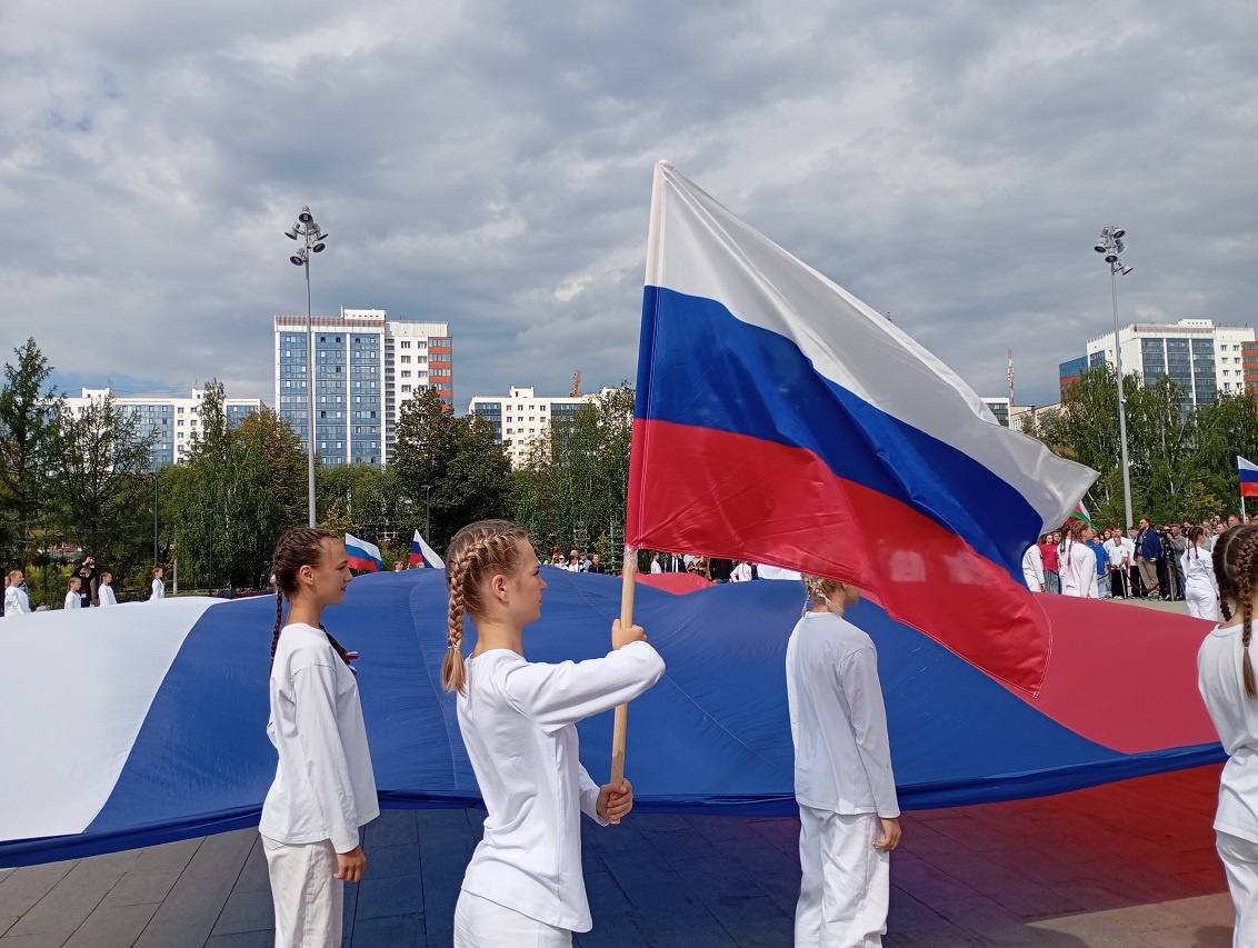 В День российского флага пермяки развернули огромный триколор.  Фото: Иван Новгородский