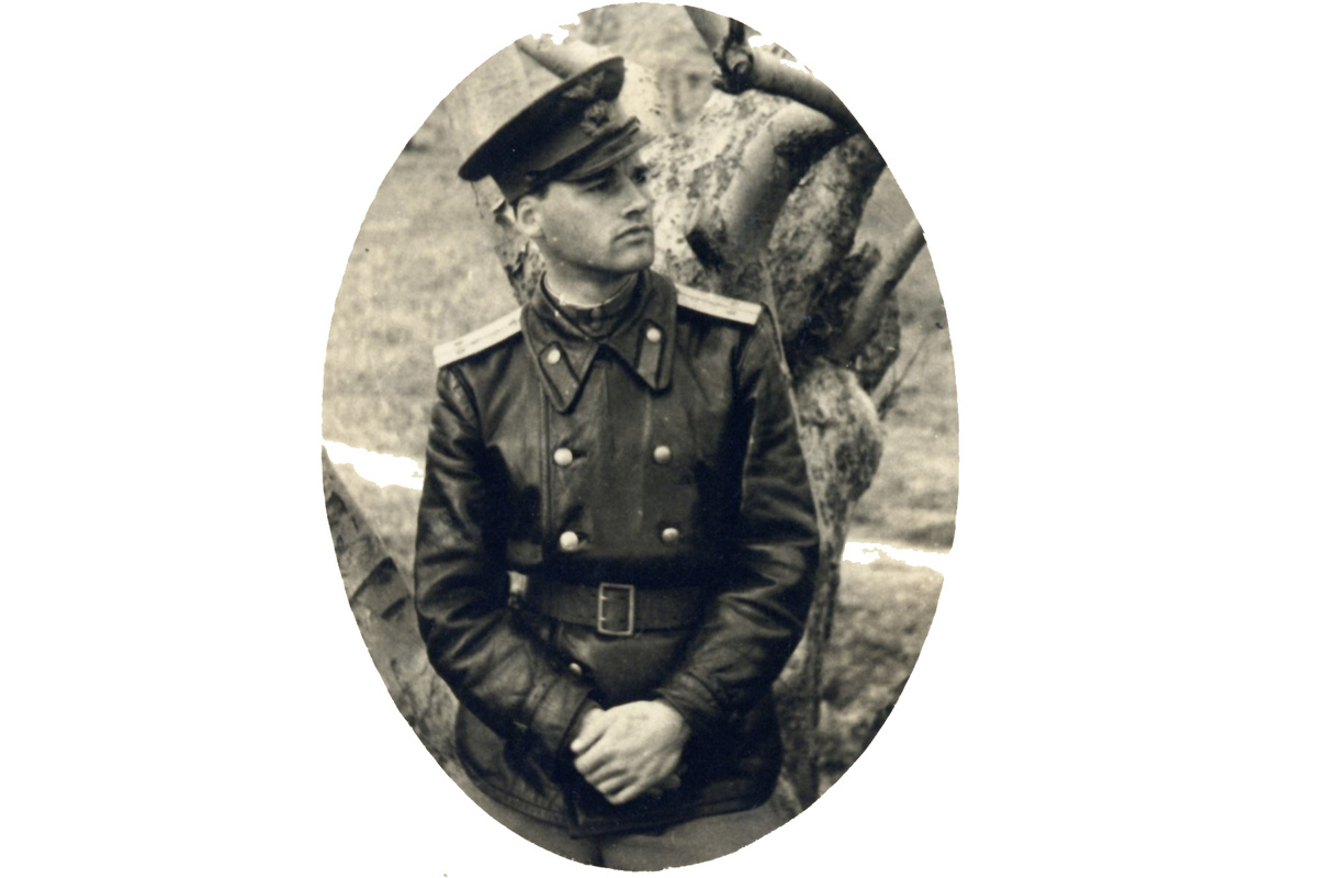 Александр Козлов в форме старшего лейтенанта Красной армии. 1942 г.