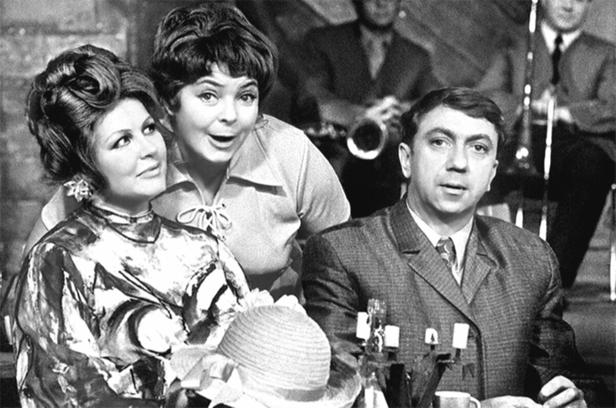 Зоя Зелинская, Ольга Аросева и Роман Ткчаук в передаче "Кабачок "13 стульев"