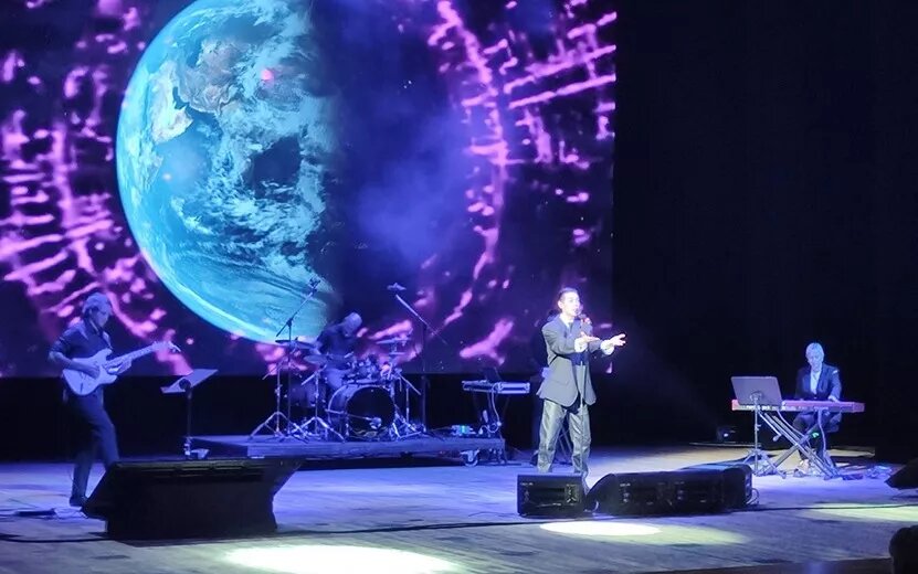    Марк Тишман выступил перед учителями Удмуртии, Олег Газманов спел с ними гимн, а его сын посетил больницу в Ижевске