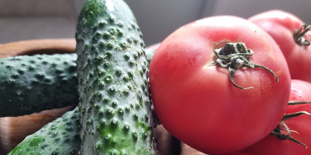 Чем полезны огурцы и помидоры?