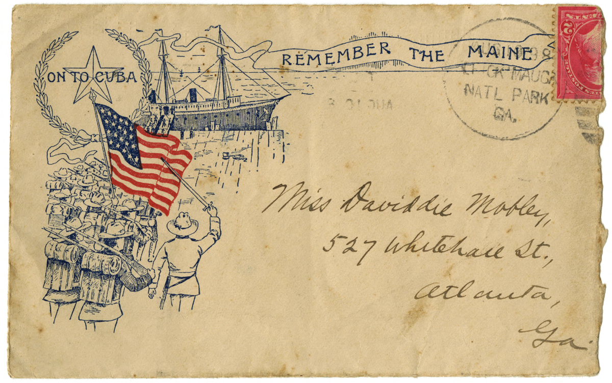 Фраза «Помни про "Мэн"!» украшала всё — от значков и тарелок до игрушек и тростей. На этом письме к Дэвидди Мобли видна знакомая марка с добавлением изображения флага и надписи «Вперёд, на Кубу!». Предоставлено Сми́рнской публичной библиотекой через Цифровую библиотеку Джорджии.