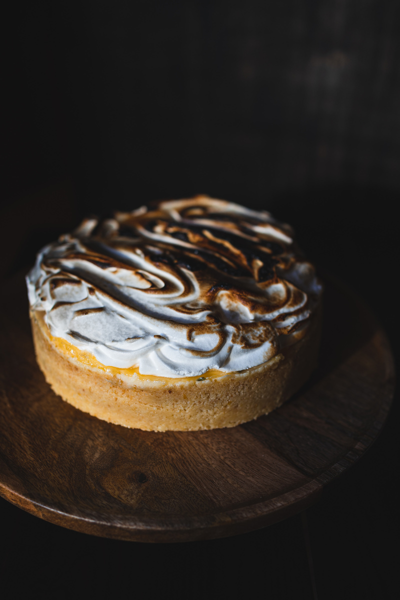 Лимонный чизкейк с базиликом в естественном свете на темном фоне - выделяем главное