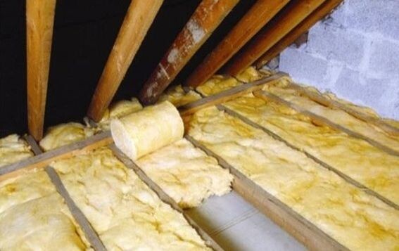 Потолки надо утеплять только плотной минватой в плитах с гидробарьером, иначе получите на свою голову холодную эксфильтрацию