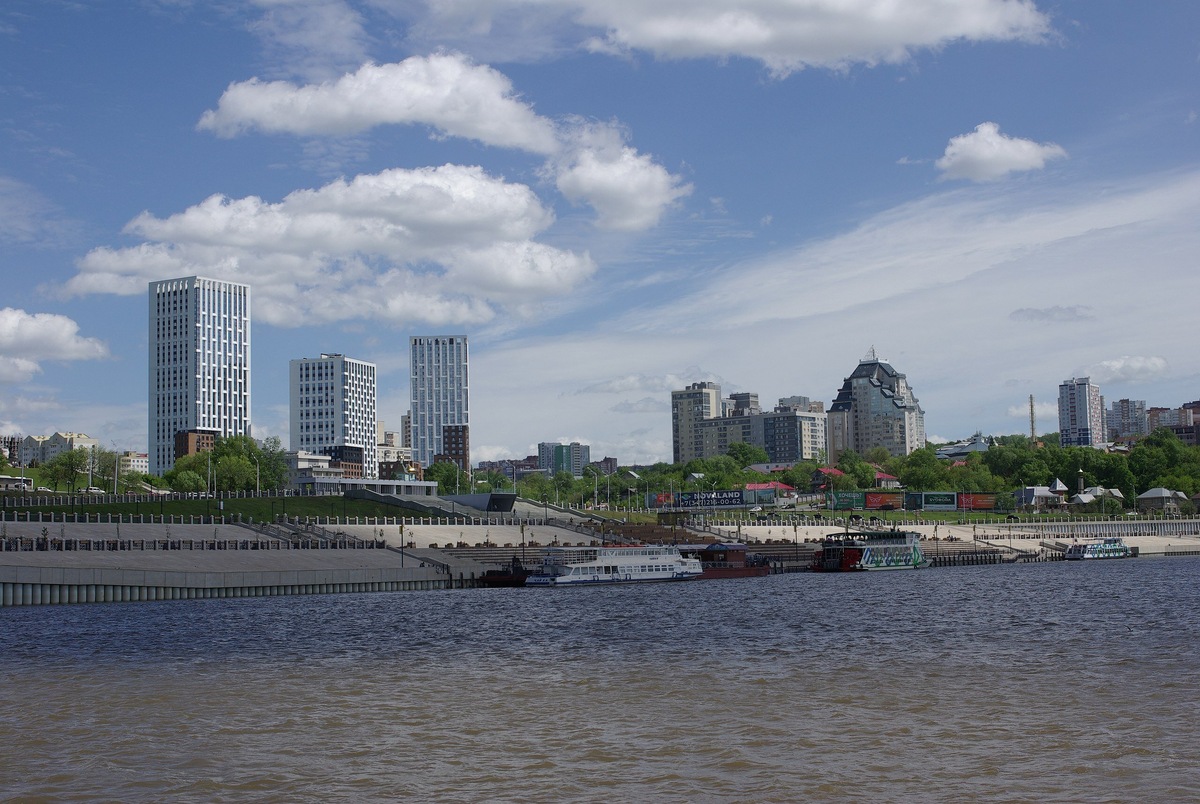 Набережная в Уфе состоит из четырёх уровней на разной высоте, которые объединены плавными спусками, велодорожками и местами для отдыха. Фото: Svetlov Artem / Wikimedia