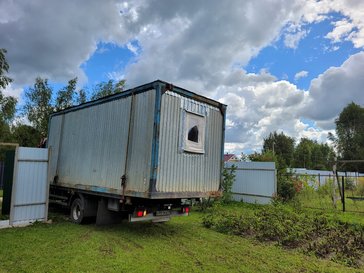 Заехали во двор