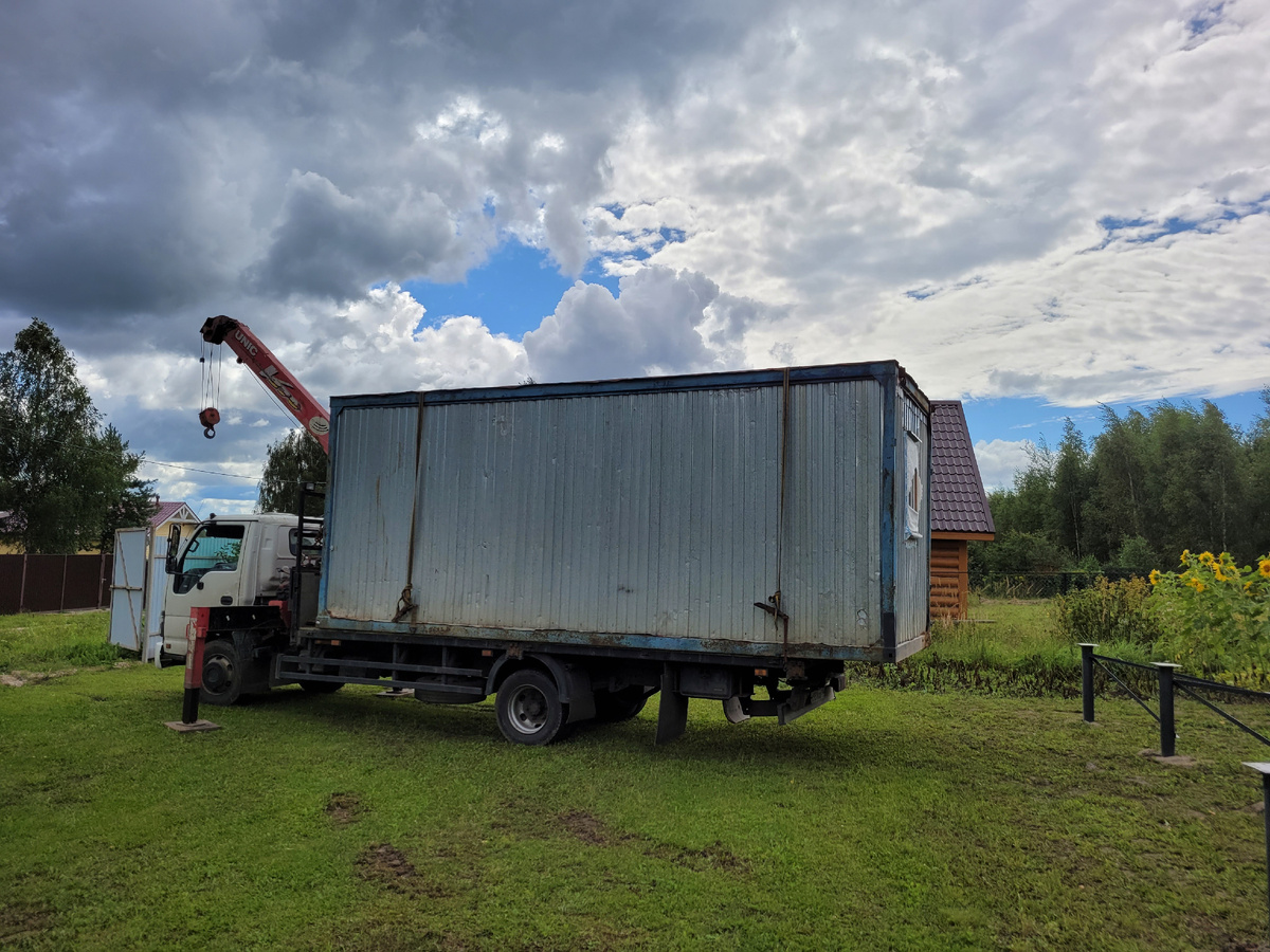 Вот такую бытовку привезли