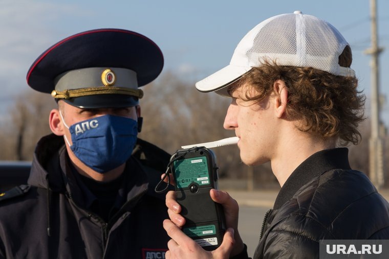 Интервал между продувками для проверки алкотестером будет составлять 15 - 25 минут. Фото: Илья Московец © URA.RU
