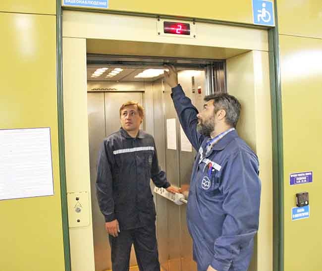 Производится осмотр кабины лифта на станции метро