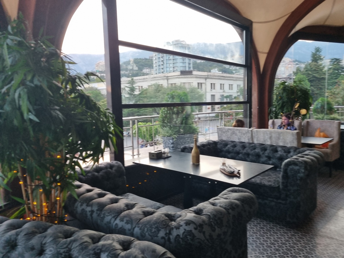 "Птичка" внутри. Вид на набережную Ялты