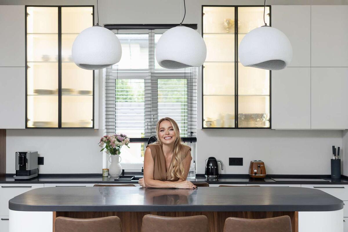 Анна Хилькевич на фоне своей кухни "Мария"