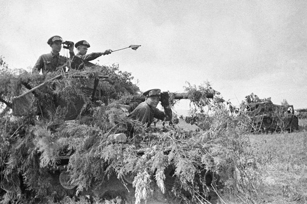 Советские танкисты на замаскированных танках Т-26 во время советско-японского конфликта в районе озера Хасан
Фото: ТАСС/Виктор Темин