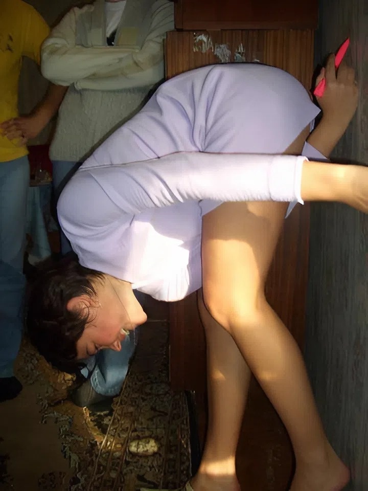 Дарья Колупаева, наша бывшая студентка, обладает отличной растяжкой и прекрасным чувством  юмора после занятий йогой у автора статьи в СК МАИ в 2004-2008 гг.