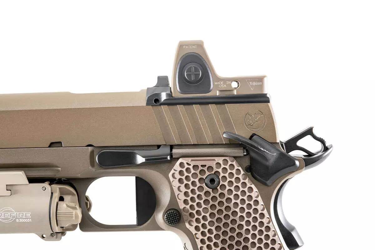 Все детали изготавливаются с запасом, а затем подгоняются вручную единственным мастером, который работает с этим пистолетом. В результате получается оружие, не имеющее аналогов среди серийных моделей 1911. (Фото предоставлено Ямилем Суэдом)