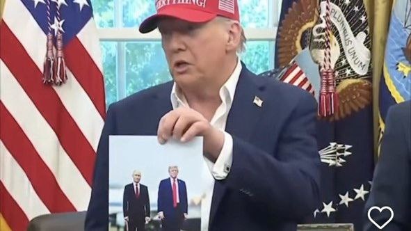 Трамп во время заявления показал прессе фото с Путиным: "Он здесь хорошо выглядит". Скрин видео.