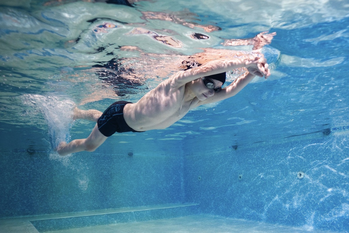 Летом дети более расположены к занятиям в воде и их привыкание к бассейну проходит значительно быстрее