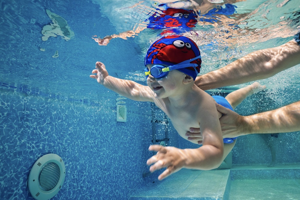 Детский бассейн летом не только дарит массу положительных эмоций, но и эффективно укрепляет организм ребенка