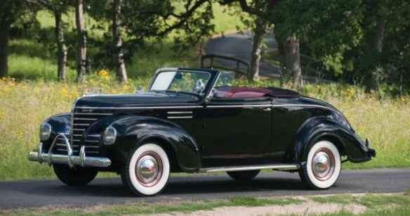 Как ни странно, Plymouth был единственным подразделением Chrysler, предлогавшим кабриолет в 1939 году. 