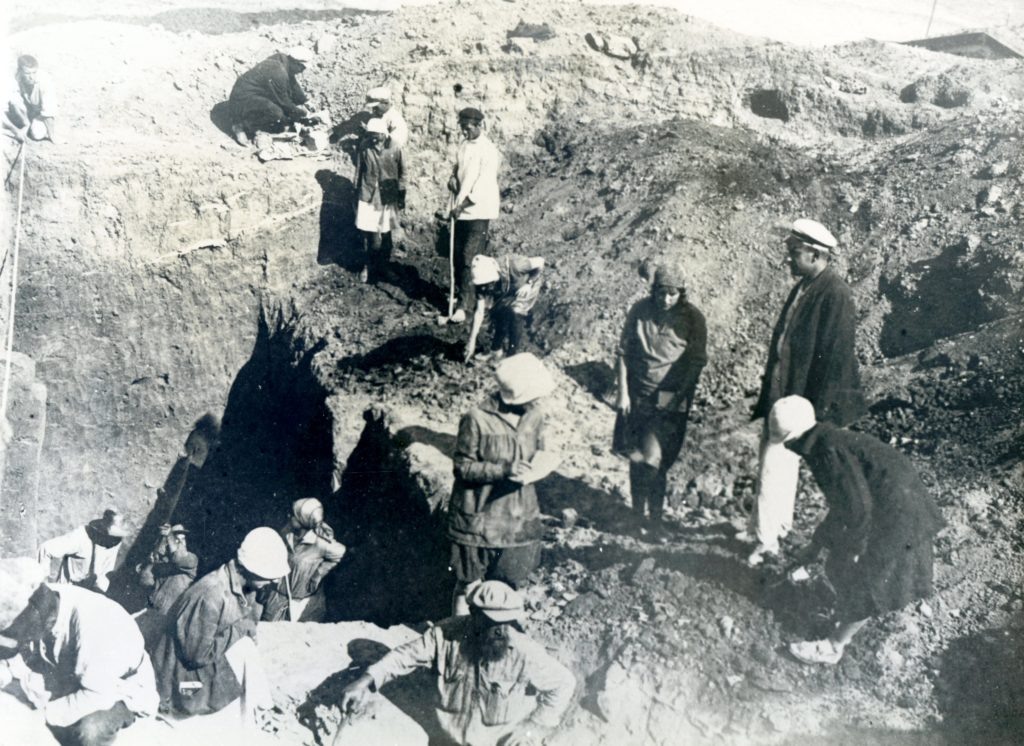    Археологические раскопки на Таманском полуострове во главе с С.Ф. Войцеховским.