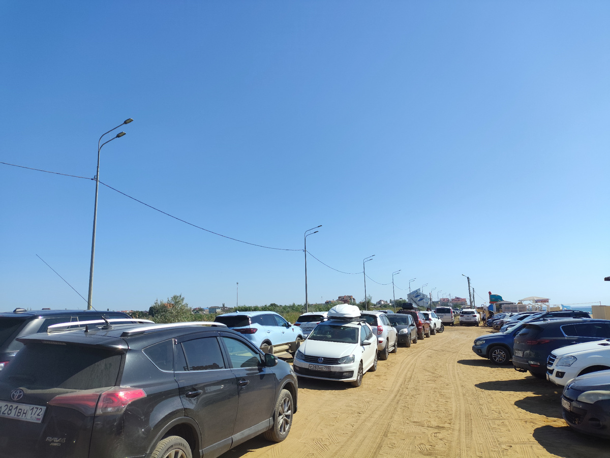 Это стоянка. Левее стоят машины уже на дороге.