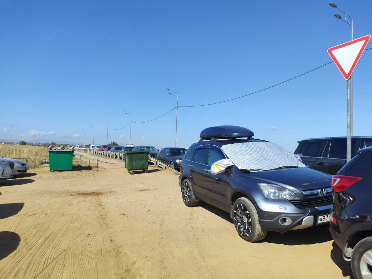 И тут колонна до горизонта на дороге.