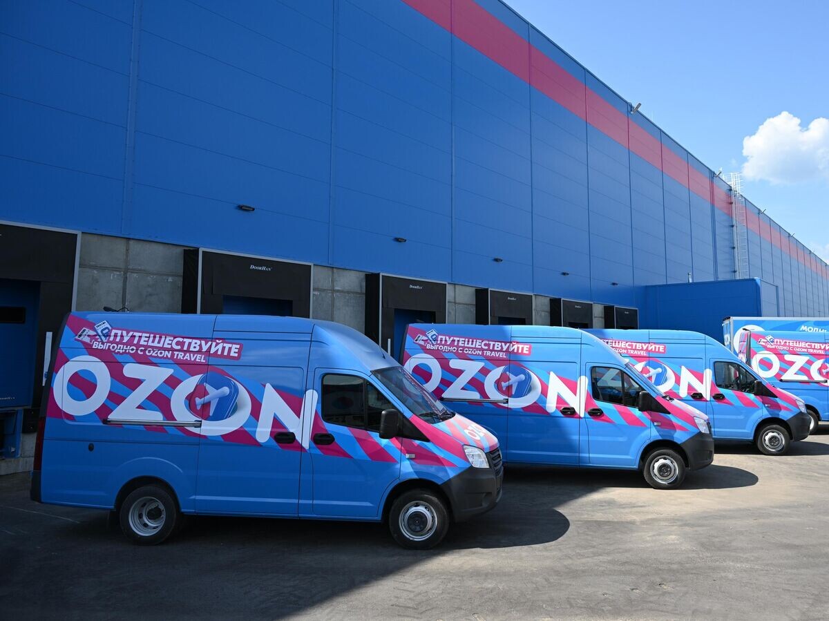    Машины у оптово-распределительного центра группы компаний Ozon© РИА Новости / Максим Богодвид