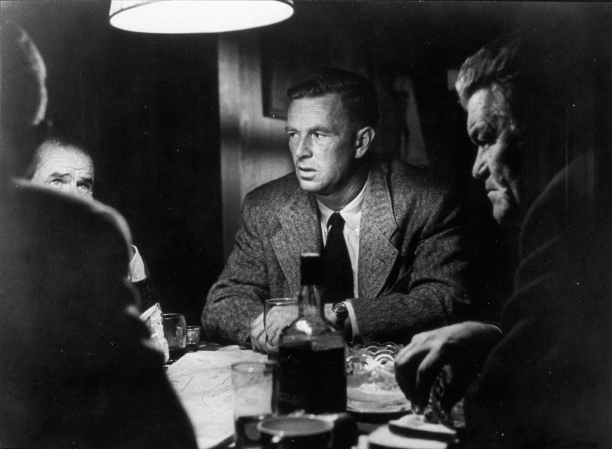 Кадр из фильма жанра нуар «Убийство»