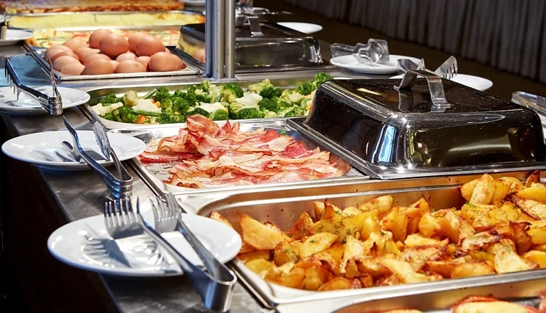 Шведский стол, который когда-то был символом изобилия, всё чаще подвергается критике за то, что приводит к образованию пищевых отходов (Фото: Getty Images)